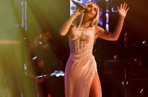 Məşhur müğənni səhnəyə elə geyimdə çıxdı ki... - FOTOLAR