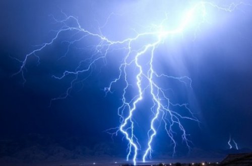 В Азербайджане участились молнии, град и ливни