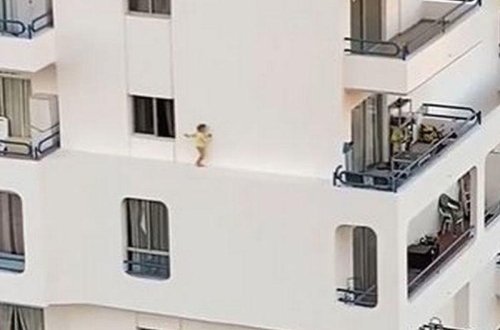 5-ci mərtəbənin divarında gəzən uşağı görənlər dəhşətə gəlir - VİDEO - FOTO
