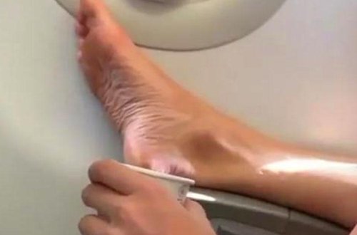 Təyyarədə sərnişinin tərbiyəsizliyi kameraya düşdü - VİDEO