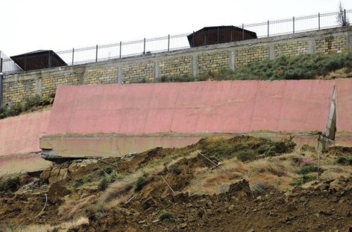 Badamdar şosesi yenidən sürüşdü