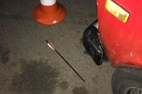 Ukraynalı məmuru oxla yaraladılar - FOTO