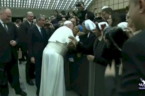 Roma Papası bu dəfə rahibəni öpdü - Video
