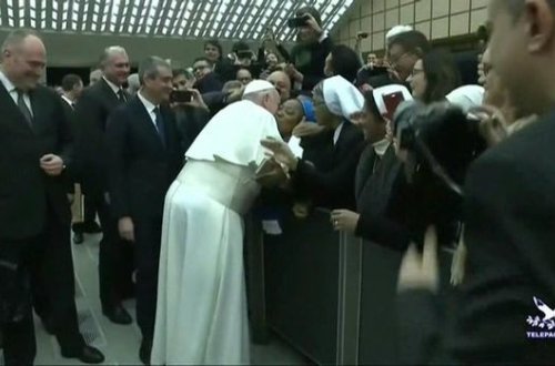 Папа Римский поцеловал монахиню, которая пообещала 