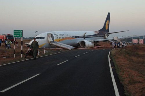 Təyyarə uçuş zolağından çıxdı - FOTO