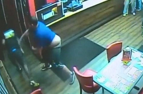 Kişini güllələyib, restoranda yemək yeməyə davam etdi - VİDEO