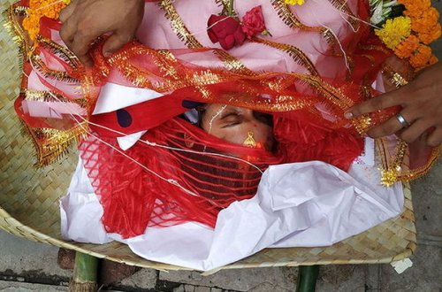 Qadın öz dəfn mərasimində ayıldı