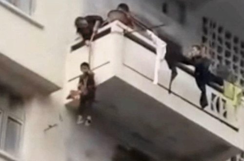 Nənə pişiyə görə nəvəsini kəndirlə bağlayıb, eyvandan atdı - VİDEO