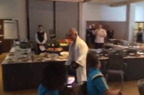 “Çelsi”nin soyunub-geyinmə otağında yumruq davası - VİDEO