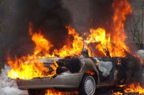 В Баку автомобиль загорелся в результате ДТП