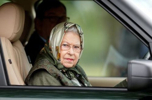 Королева Елизавета в 93 года снова села за руль автомобиля - ФОТО