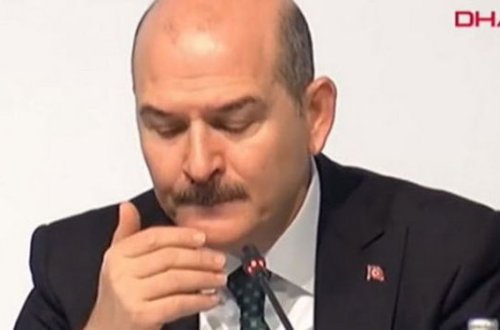 Canlı yayımda türkiyəli nazirin burnundan qan açıldı - VİDEO