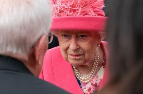 Елизавета II впервые была замечена на публике со слуховым аппаратом - ФОТО