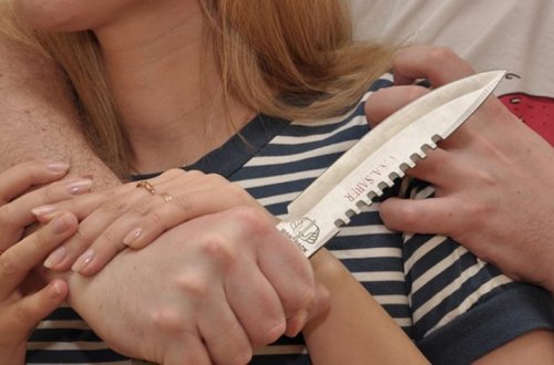 В Мингячевире мужчина ударил ножом жену