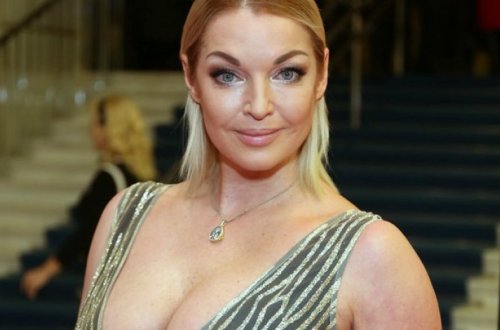 В сети обсуждают выходку голой Волочковой на пляже – ФОТО