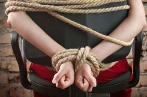 В Баку пожилую женщину ограбили, связав ее веревкой и заткнув кляпом рот