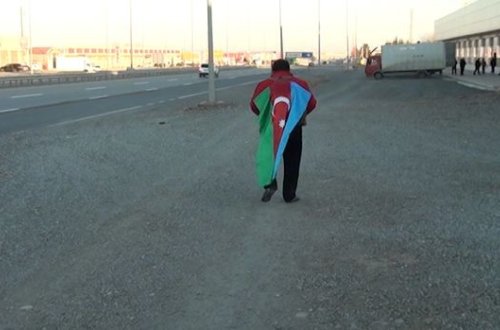 Şəmkir sakini Bakıdakı Şəhidlər xiyabanına kimi piyada yürüşə başladı - VİDEO