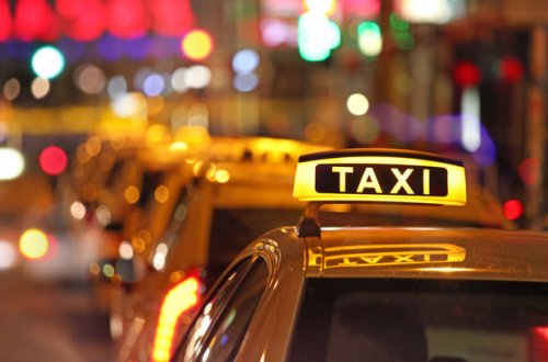 Azərbaycanlı taksi sürücüsü sərnişinlərə saxta pulla qalıq qaytarır