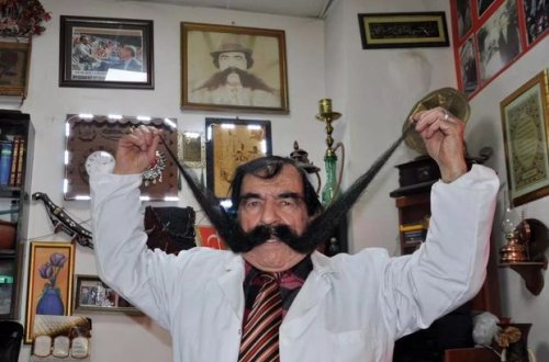 60 ildir bığını kəsmir - FOTO