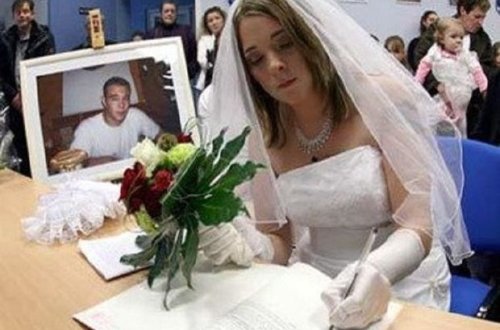 Женщина через суд пытается выйти замуж за покойника