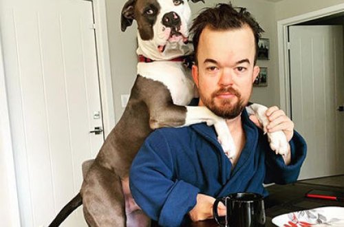 Комик-карлик неудачно пошутил об изнасиловании и сильно пожалел