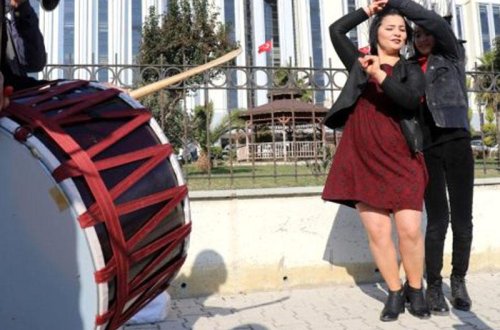 Qadın boşanma qərarı çıxan kimi məhkəmənin qarşısında yallı getdi, camaata paxlava payladı - VİDEO - FOTO