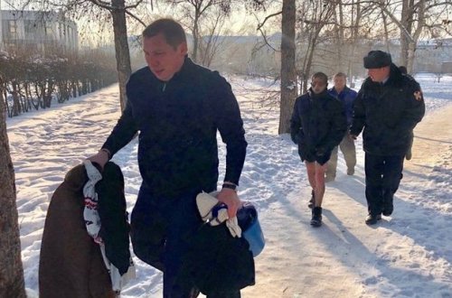 Rusiyada mer özünü yandıran yarıçılpaq kişini xilas etdi - FOTO