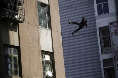 Уроженец Азербайджана выпал из окна 11-го этажа в Москве