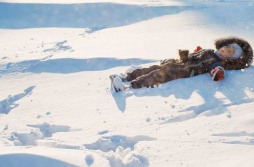 Qarlı havada körpəni küçəyə atdı - VİDEO