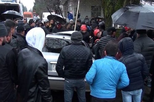 Azərbaycanda ağır qəza - sürücü əzilmiş maşının içərisində qaldı - VİDEO