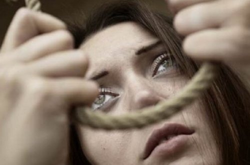 QİÇS xəstəsi olan qadın özünü öldürdü - Azərbaycanda