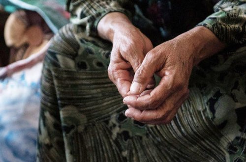 90 yaşlı qadın üç gün qızının meyiti ilə eyni evdə yaşadı