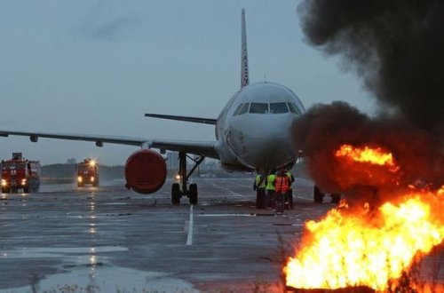 Göyərtəsində 180-dən artıq sərnişin olan təyyarədə yanğın - FOTO