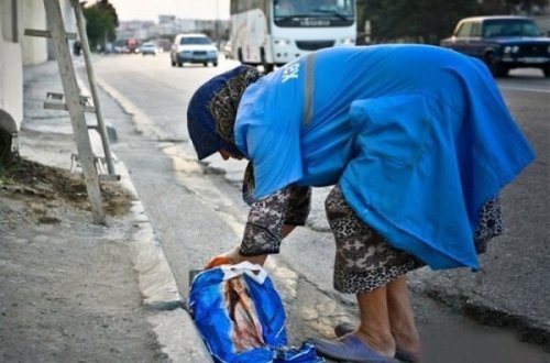 Mikroavtobus süpürgəçini vuraraq öldürdü