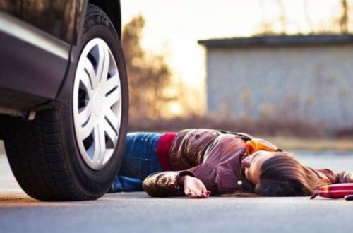 Arvadı ilə mübahisə edən kişi onu magistral yolda qoydu, avtomobil vurub öldürdü