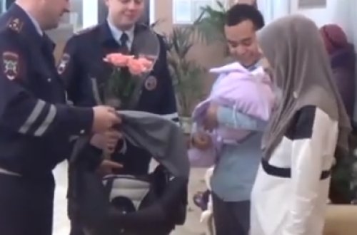 Yol polisi hamilə qadını doğum evinə SON ANDA ÇATDIRDI - VİDEO