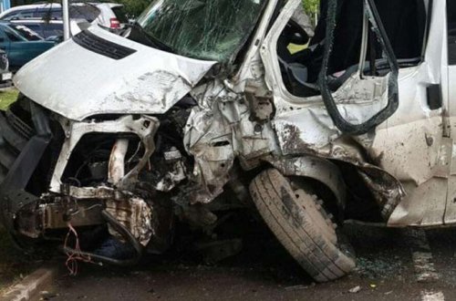 Bakıda mikroavtobus qəza törətdi: Ölən var