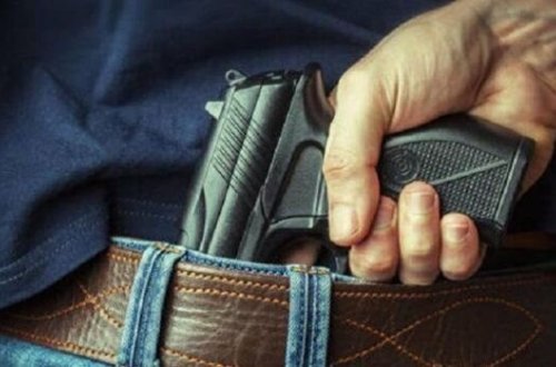 Övladdan anaya qarşı dəhşətli əməl: Əvvəl pullarını götürdü, sonra güllələdi - VİDEO