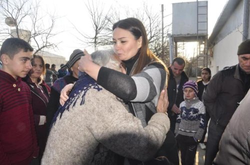 Qənirə Paşayeva Əyyublu kəndini gəzərək seçicilərlə görüşüb