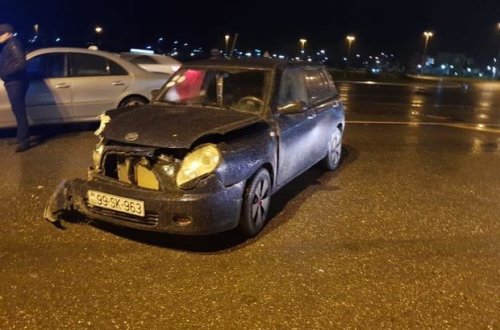 В Баку водитель попал в аварию после нарушения ПДД – ФОТО