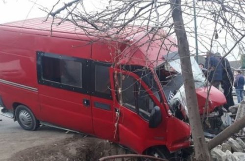 Azərbaycanda mikroavtobus qəzaya düşdü: Ölən və yaralılar var