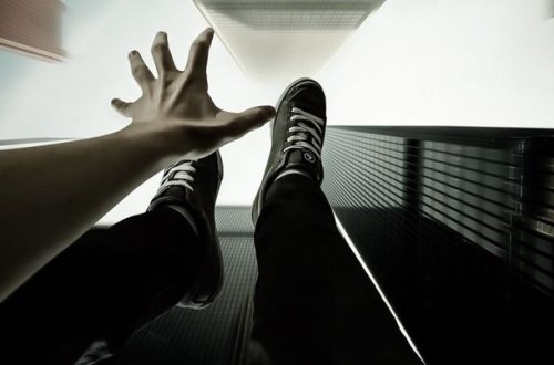 Bakıda 21 yaşlı gənc binadan yıxıldı