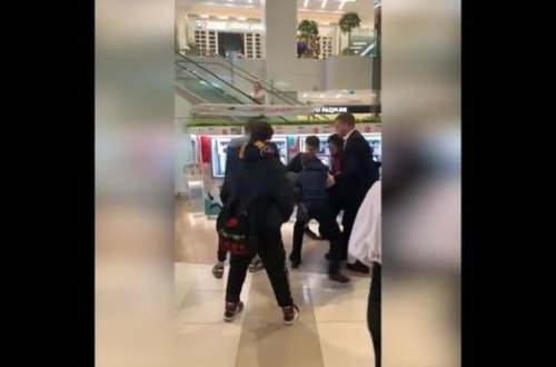 Охранник торгового центра нокаутировал подростка - ВИДЕО