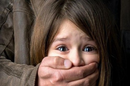 Yaşlı pedofil uşağı avtobusda zorladı