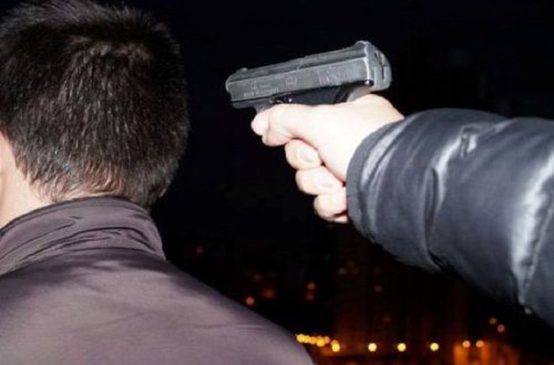 Uşağın başına tapançadan atəş açdı