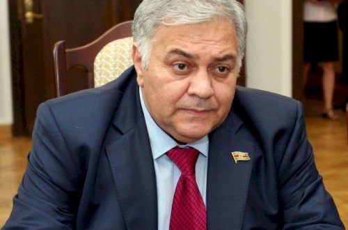 Seçiciləri 15 ilin spikerini tanımır – Video