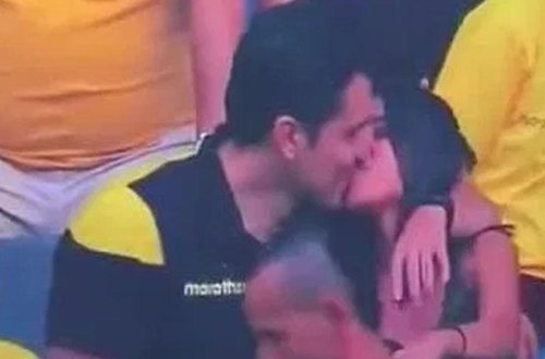 Başqa qızla futbola baxmağa gedən oğlan öpüşərkən kameraya düşdü - Sevgilisi onları TV-də gördü - VİDEO - FOTO