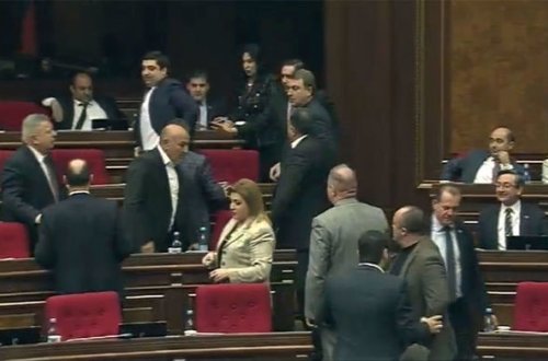 Ermənistan parlamentində “qanuni oğru” davası: Deputatlar zaldan qovuldu - VİDEO