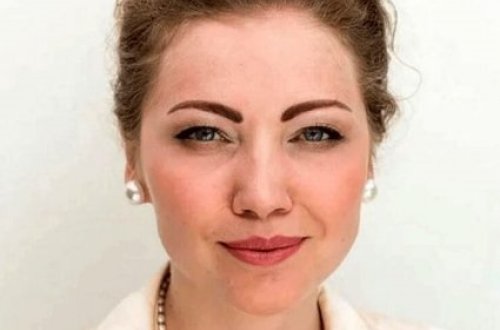 Qadın direktor sevgilisinin həyat yoldaşını - TƏLƏBƏSİNƏ BIÇAQLATDI