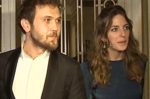 Alt paltar geyinməyən türk aktrisanın ətəyi qalxdı, pərt oldu - VİDEO - FOTO